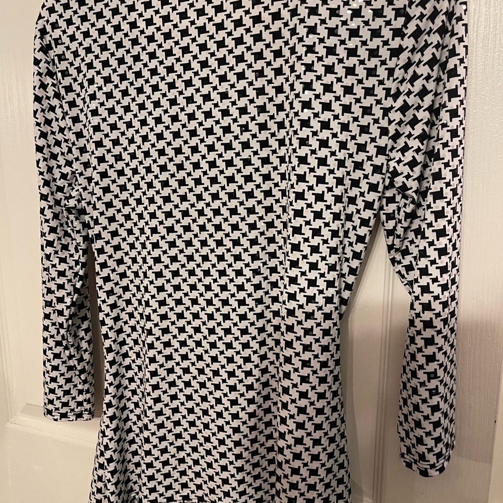 Chic Black and White Women's Blouse - Picture 4 of 8